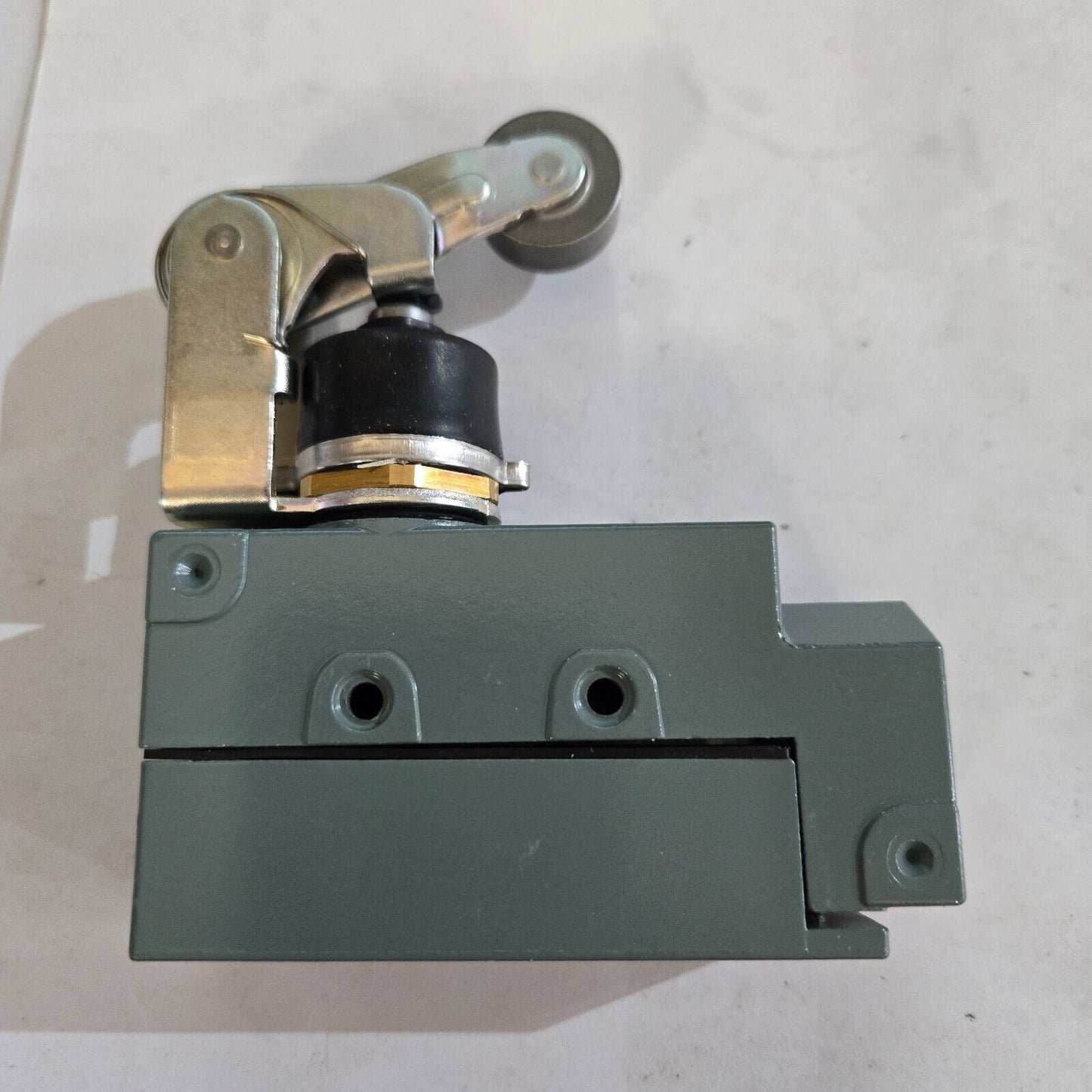 GA Braun E01300009 SWITCH LIMIT SPDT ROLLER LEVER