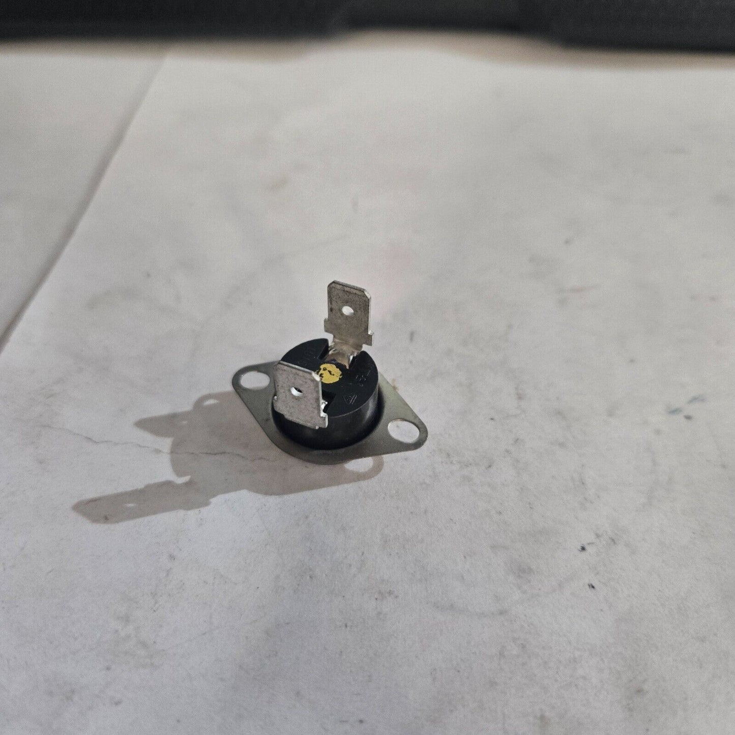 B&C Technologies 290-008 - Thermostat, 200F, Nc, Small Flange