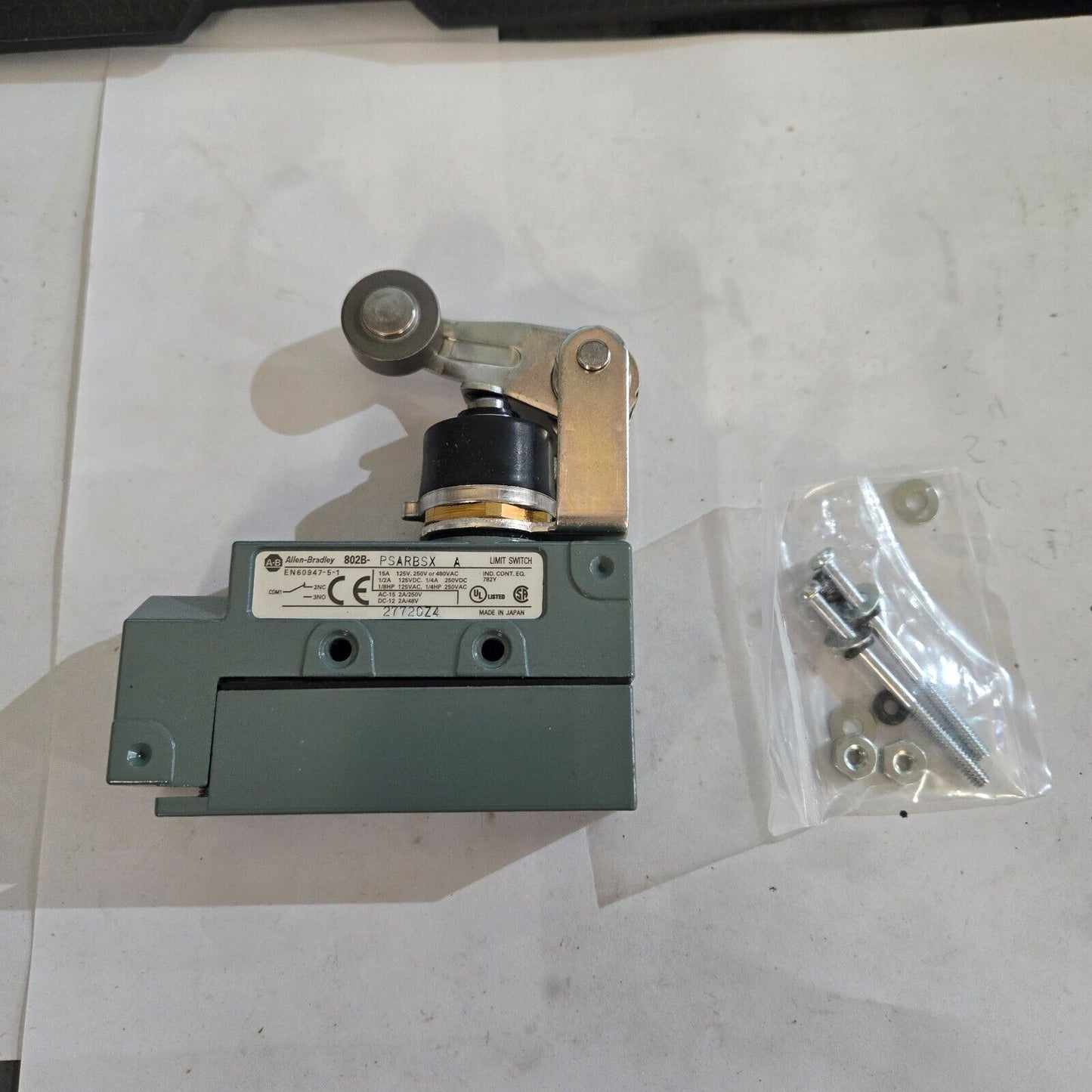 GA Braun E01300009 SWITCH LIMIT SPDT ROLLER LEVER