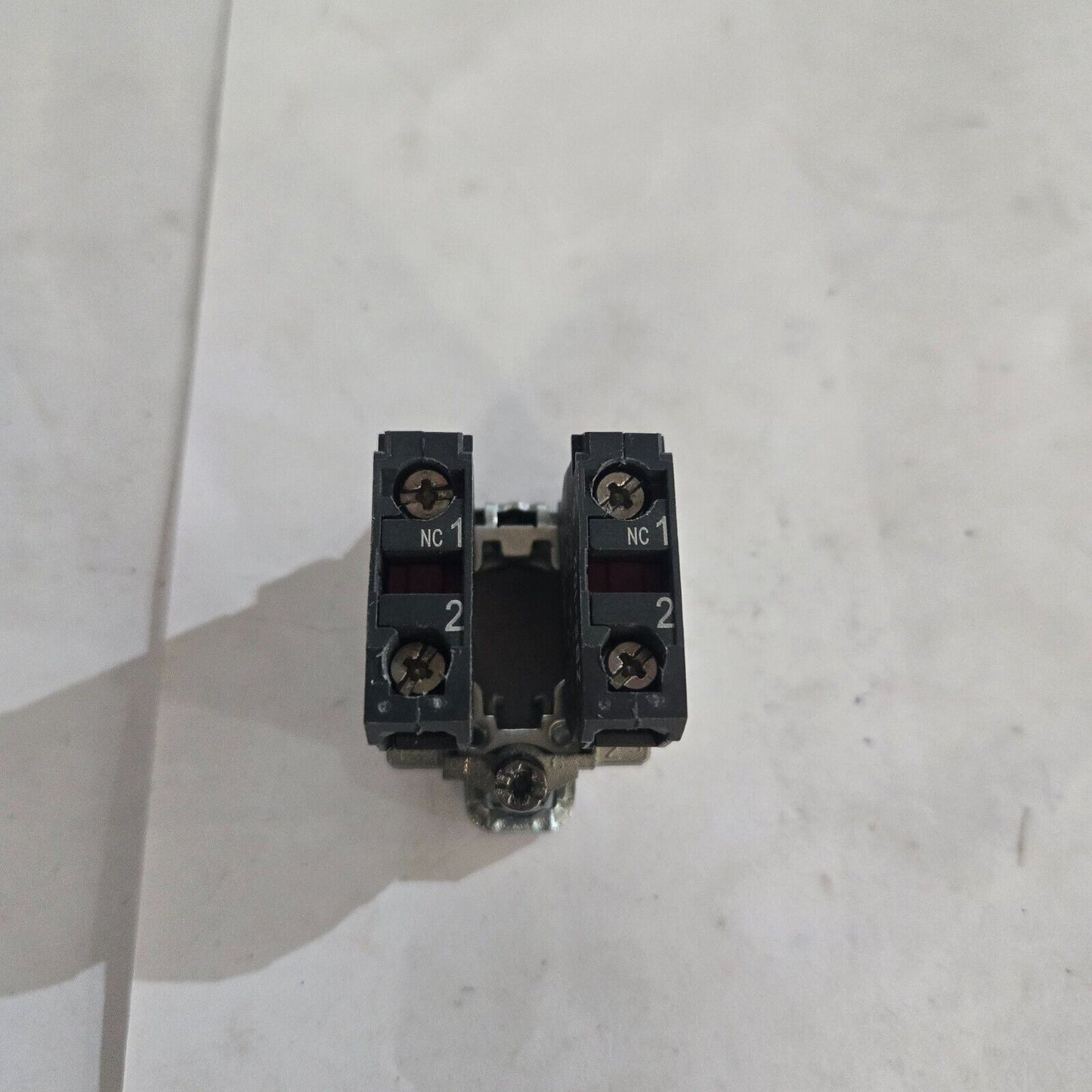 Schneider ZB4BZ104 Switch Mounting Base